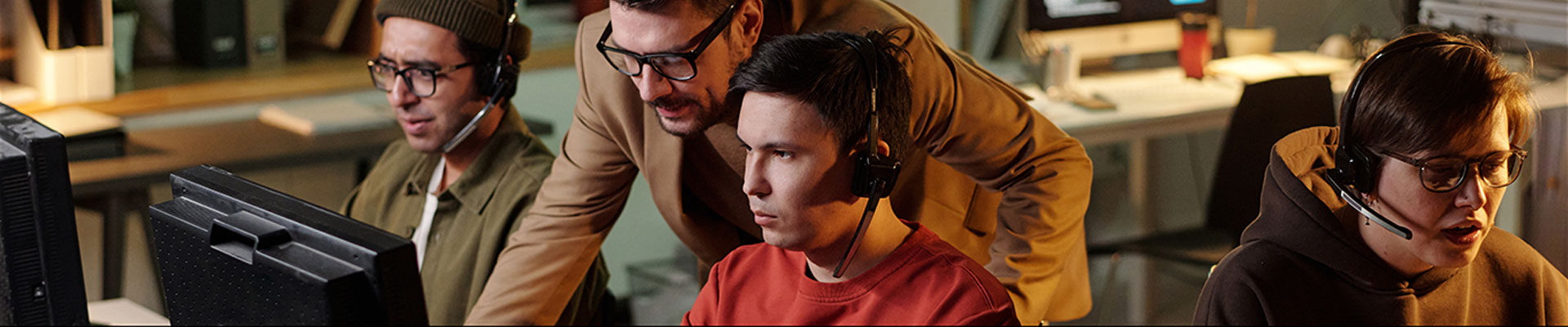 IT support technician assisting a business employee in Glendale